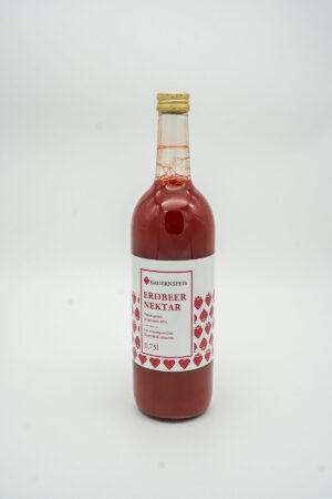 Erdbeernektar in einer 0,75l Flasche